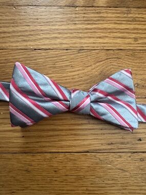 jf j.ferrar Silver and Pink Striped Pre-Tied Bow Tie